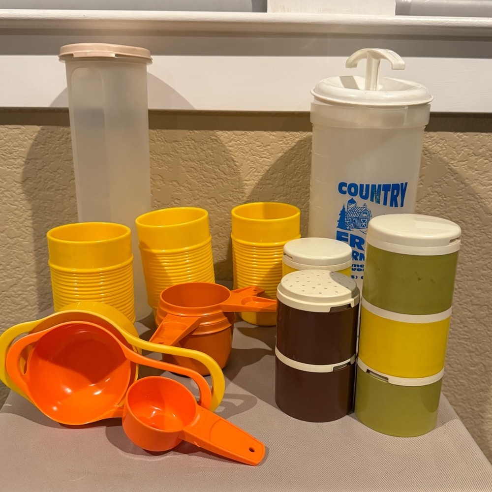 Vintage Kitchen Storage Lot Tupperware Rubbermaid Harvest Colors 20 items